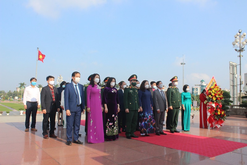 Khai mạc triển lãm tranh cổ động kỷ niệm 75 năm ngày Toàn quốc kháng chiến (19/12/1946-19/12/2021) và Trưng bày chuyên đề ảnh: “Hồ Chí Minh - Người là ánh sáng soi đường” kỷ niệm 60 năm ngày Bác Hồ về thăm quê lần thứ hai (08/12/1961-08/12/2021)